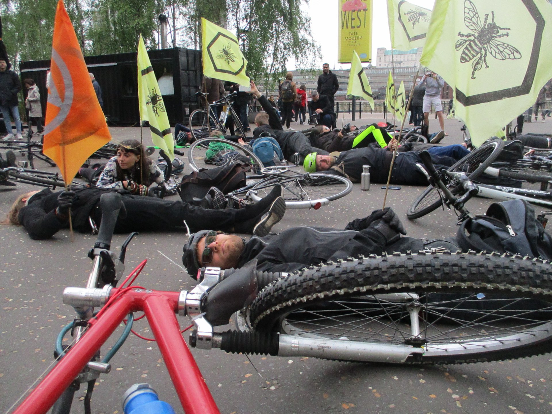 Yokoluş İsyanı Bisikletlileri Böcek Ölümlerini Vızıldayarak Protesto Etti